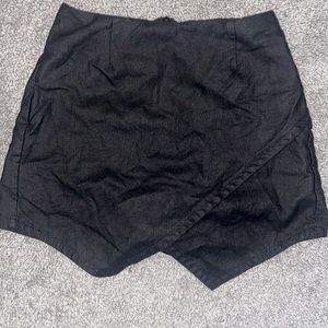 La hearts fake leather stretch skort size Small